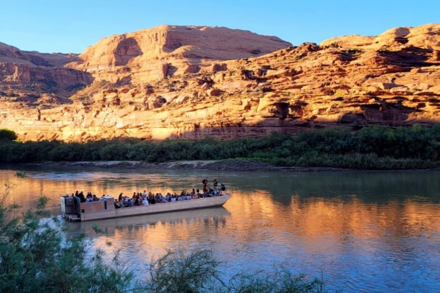 Evening Colorado River Boat Trip with dinner