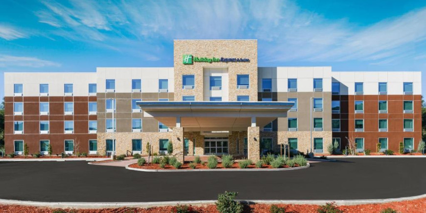 Holiday Inn Express Oakhurst Yosemite Park Area - Image 1